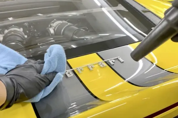 Abtrocknen mit Heißluftgebläse